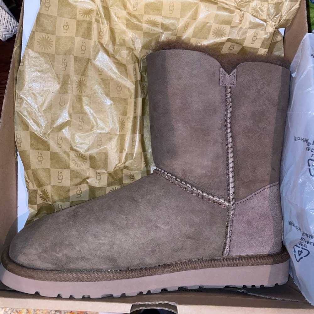 UGG Bailey Button - Brown - size 6 - BNIB